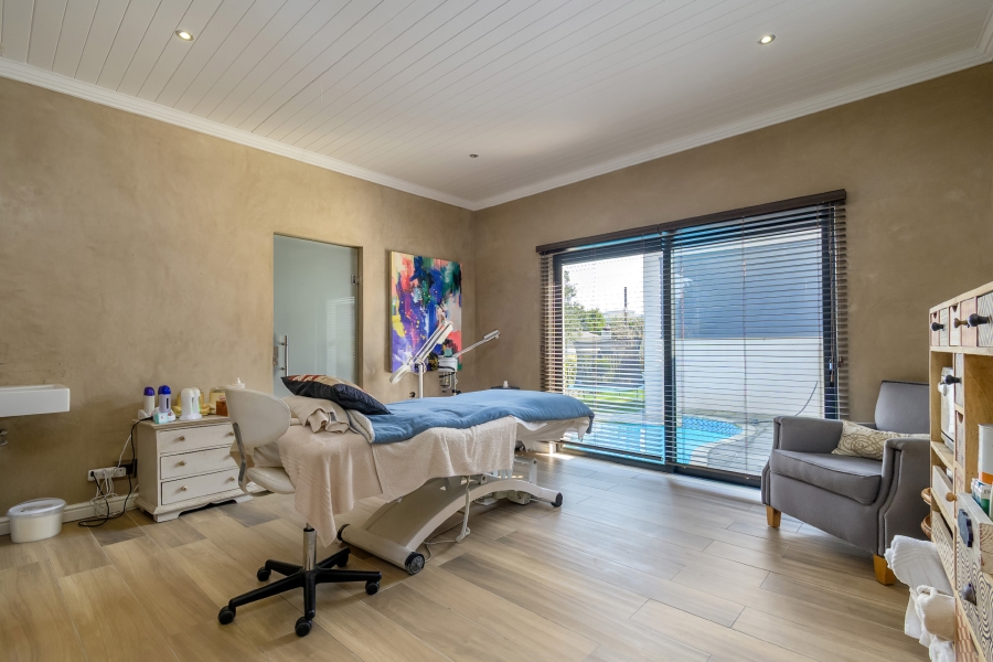 6 Bedroom Property for Sale in Kenridge Heights Western Cape